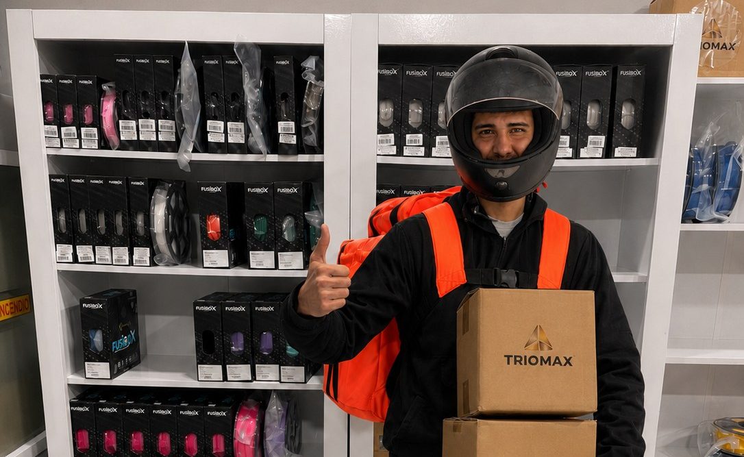 Entregador com pedido Triomax pronto para envio